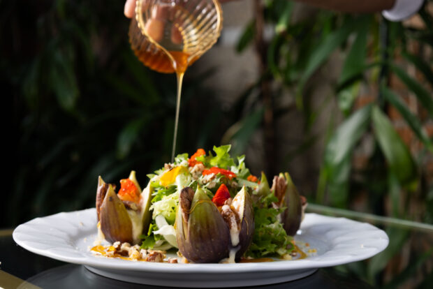 ceia de natal Cantaloup salada de mini folhas com figo fresco recheado Credito Ricardo DAngelo