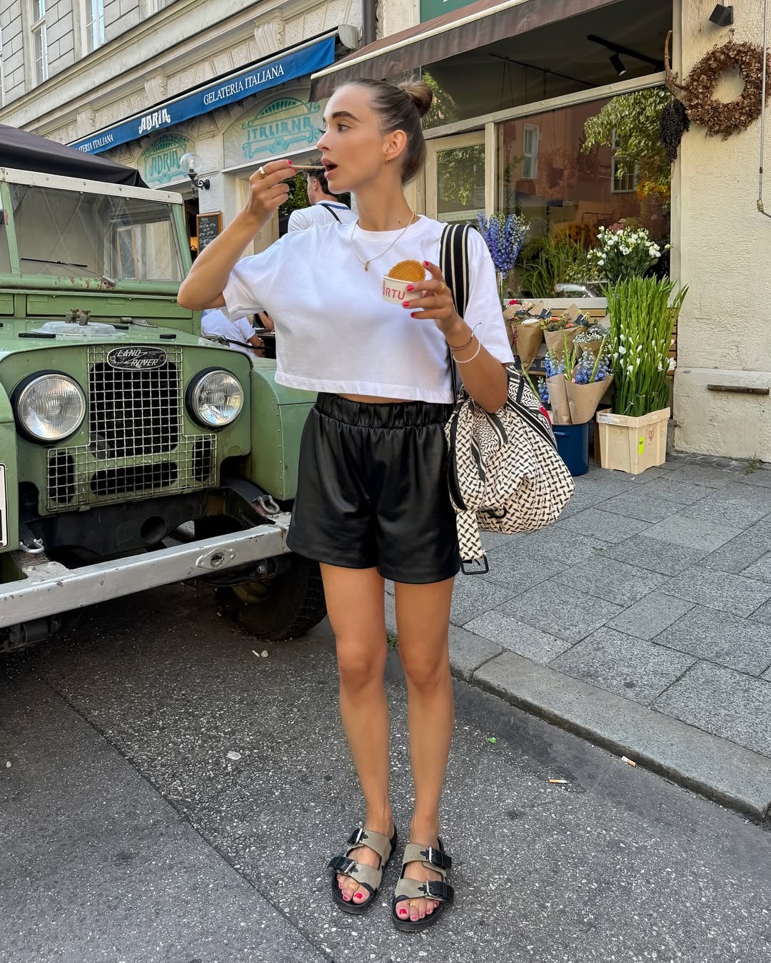 5 sandálias de couro que podem ser levadas às produções de verão sandálias de couro