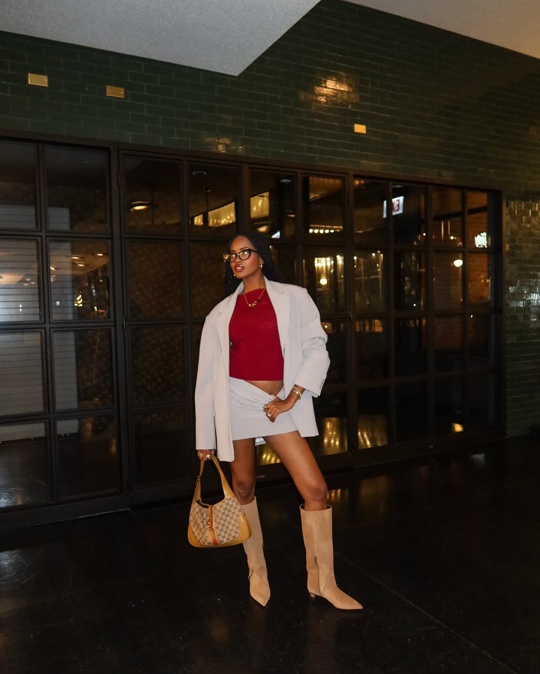 Estes looks com blusa vermelha são estilosos e fáceis de reproduzir looks com blusa vermelha