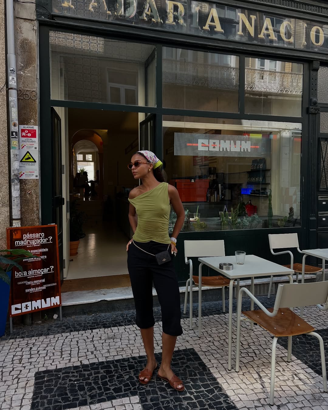 5 sandálias de couro que podem ser levadas às produções de verão sandálias de couro