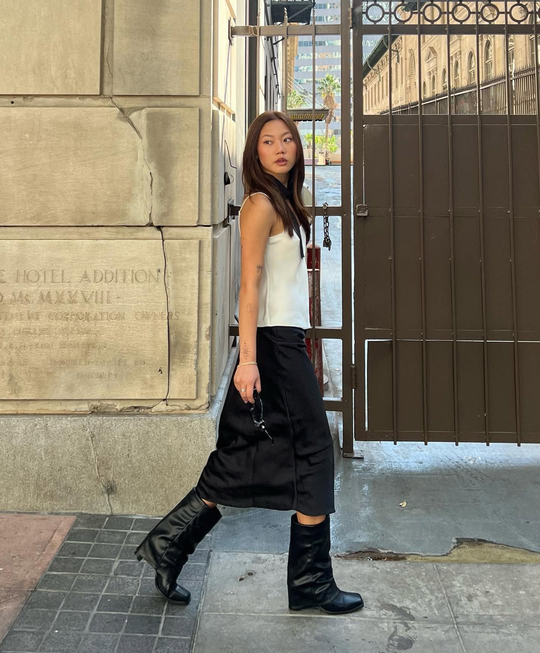 6 looks com saia mídi que são descolados na medida looks com saia midi