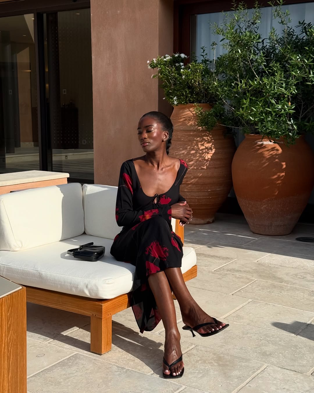 A sandália de dedo e saltinho é uma das favoritas do verão sandalia de dedo e saltinho