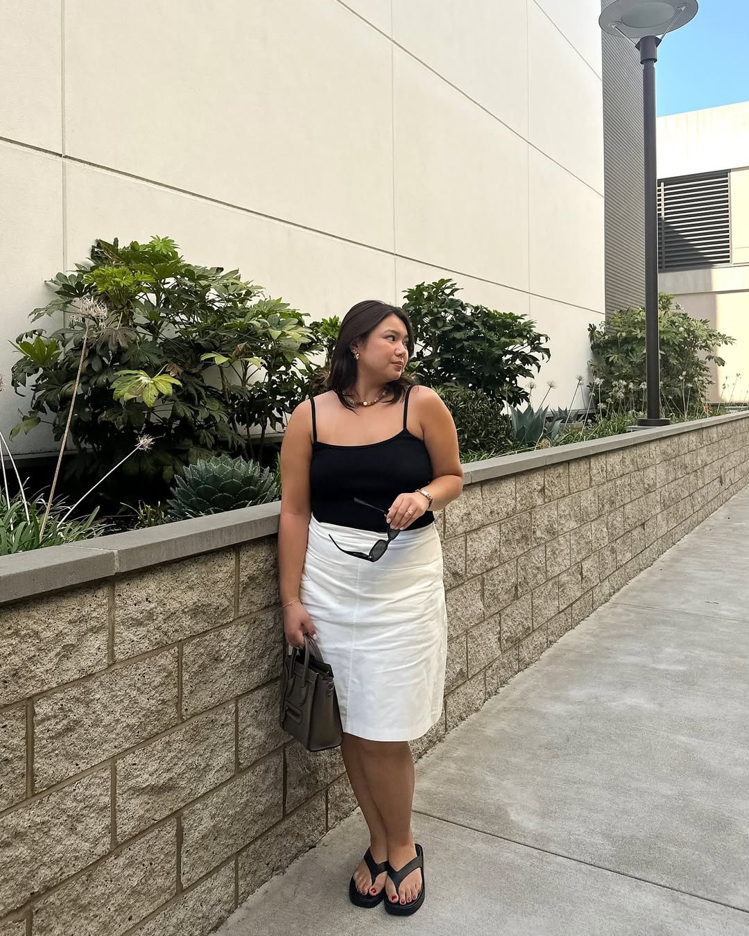 5 sandálias de couro que podem ser levadas às produções de verão sandálias de couro