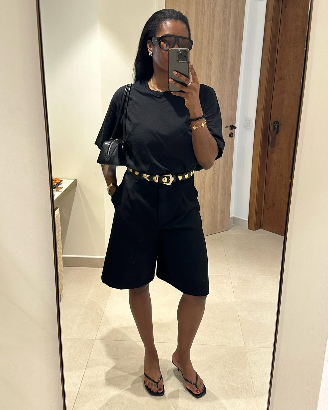 A sandália de dedo e saltinho é uma das favoritas do verão sandalia de dedo e saltinho