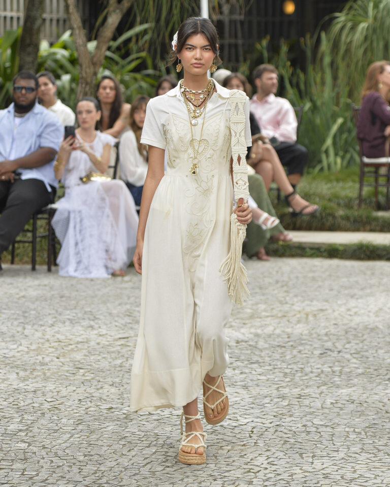 A collab de Helô Rocha para Riachuelo Helô Rocha para Riachuelo