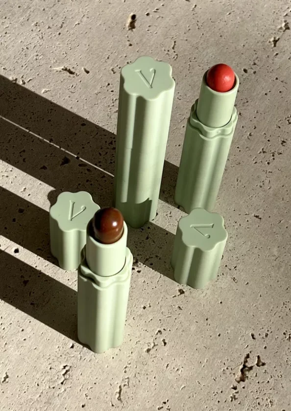 Listamos 10 maquiagens multifuncionais para simplificar o nécessaire do verão maquiagens multifuncionais