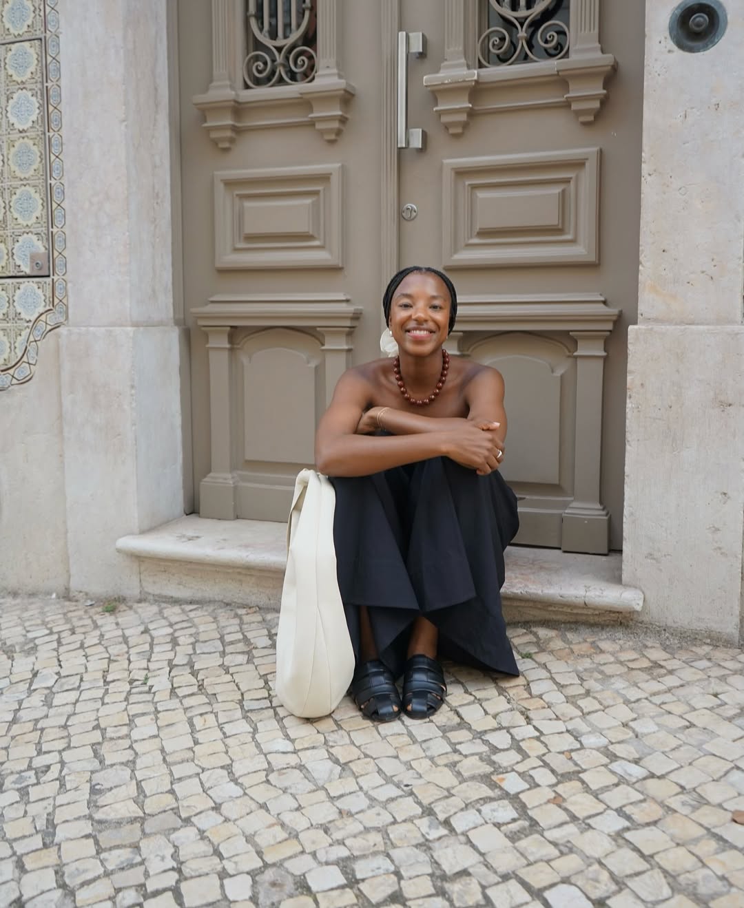 5 sandálias de couro que podem ser levadas às produções de verão sandálias de couro