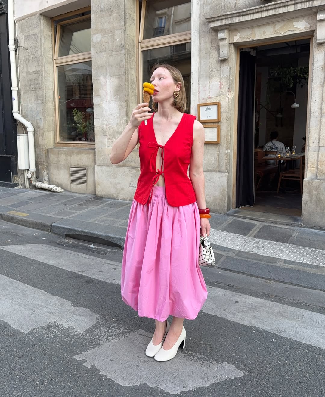 Estes looks com blusa vermelha são estilosos e fáceis de reproduzir looks com blusa vermelha