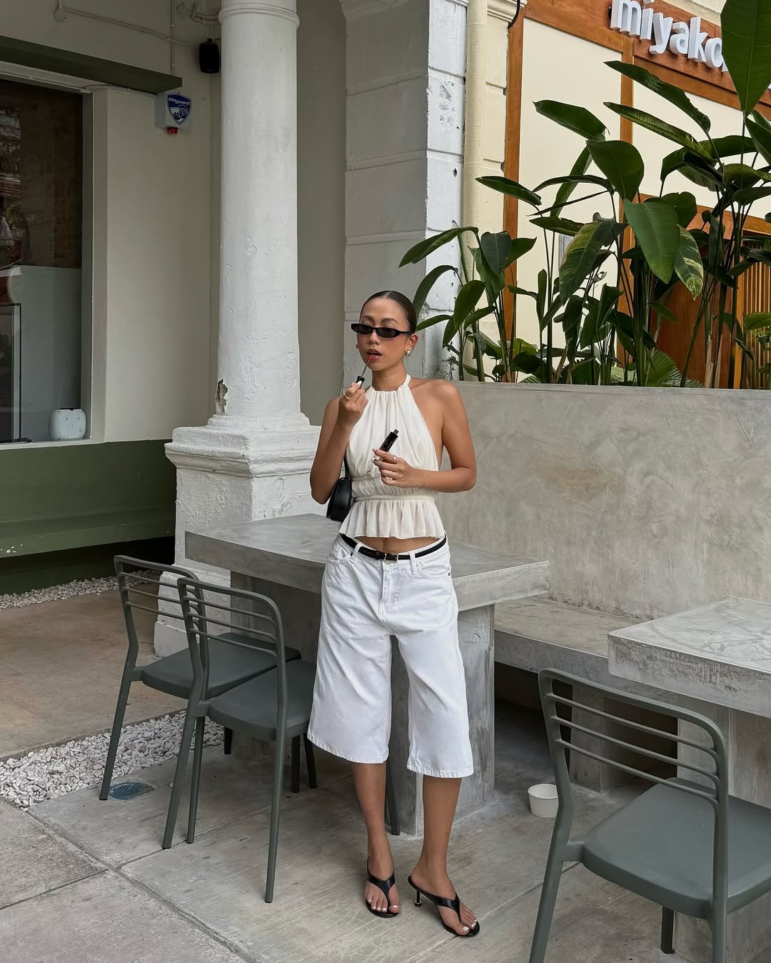 A sandália de dedo e saltinho é uma das favoritas do verão sandalia de dedo e saltinho