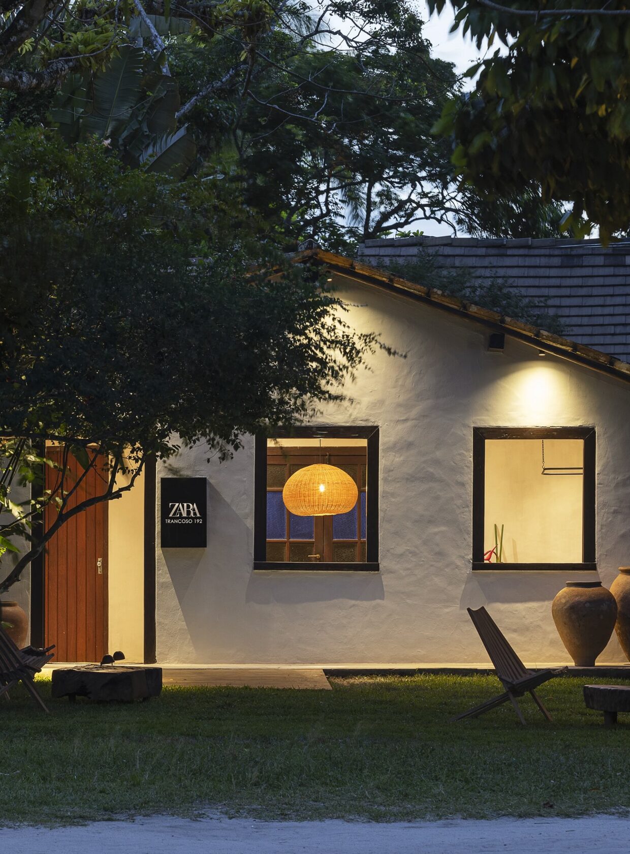 Fachada da pop-up store da Zara em Trancoso.