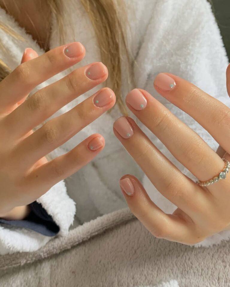 unhas claras e delicadas