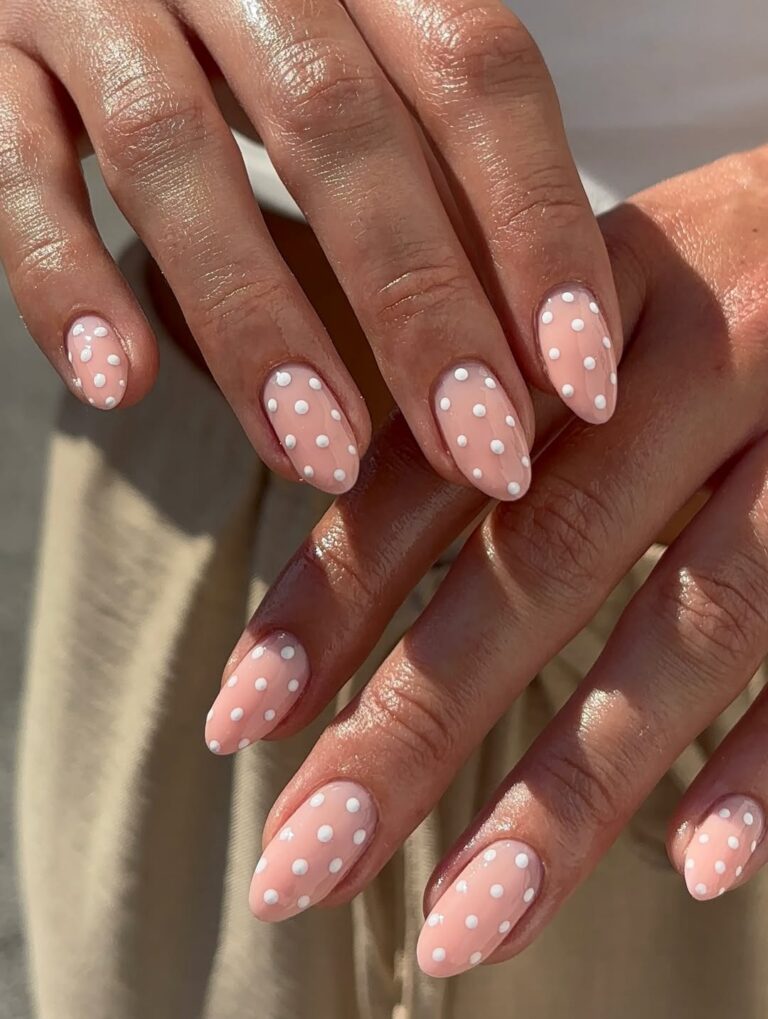 unhas claras e delicadas