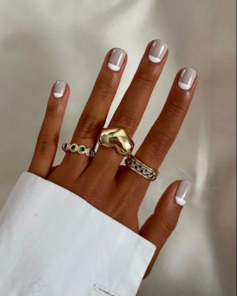 unhas claras e delicadas