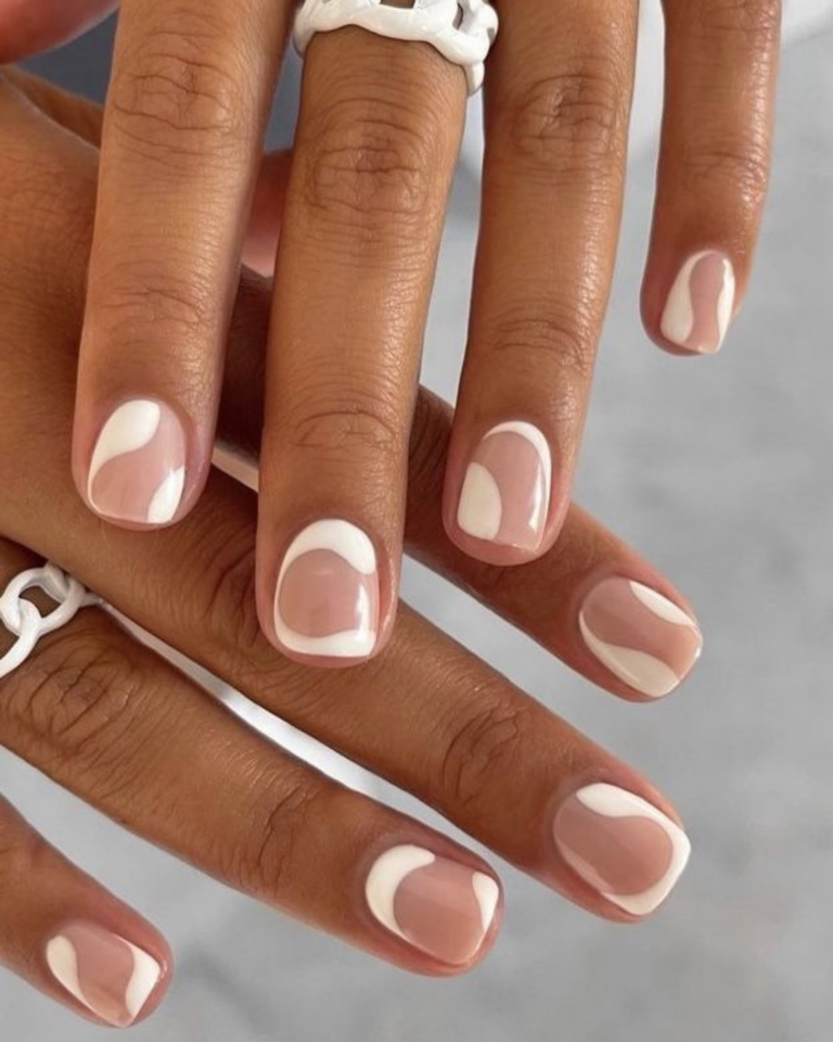 unhas claras e delicadas