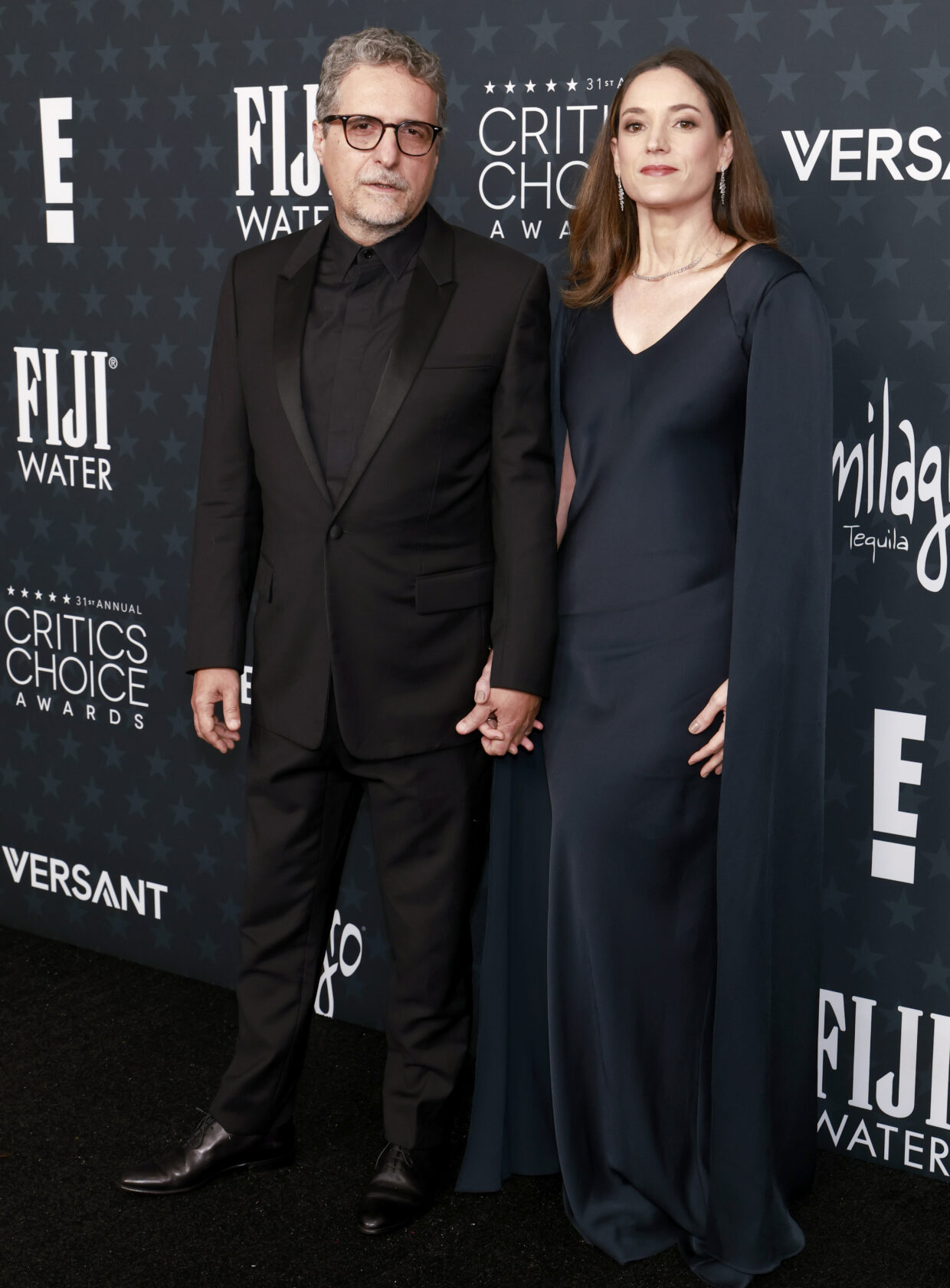 Kleber Mendonça Filho e Emilie Lesclaux no red carpet do Critics Choice