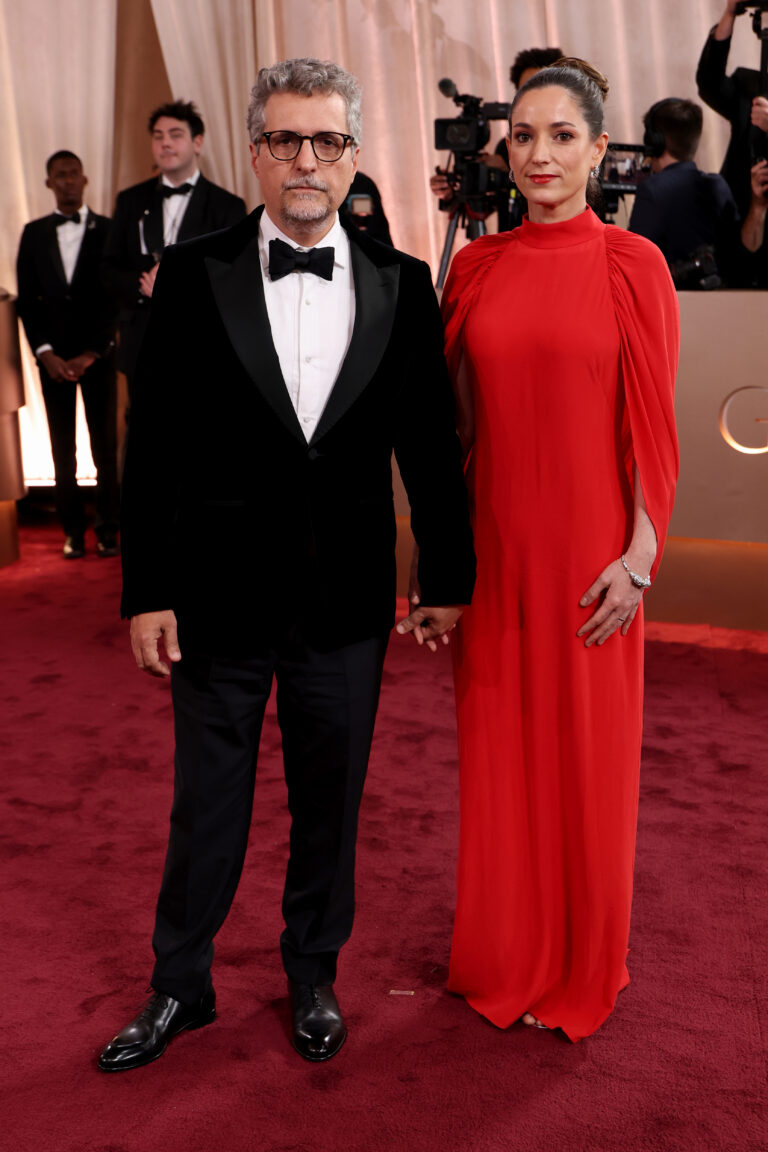 kleber mendonça filho e emilie lesclaux no tapete vermelho do globo de ouro de 2026