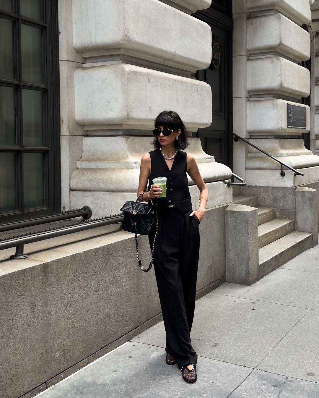 6 jeitos de apostar na sapatilha preta nesta temporada Sapatilha preta 1