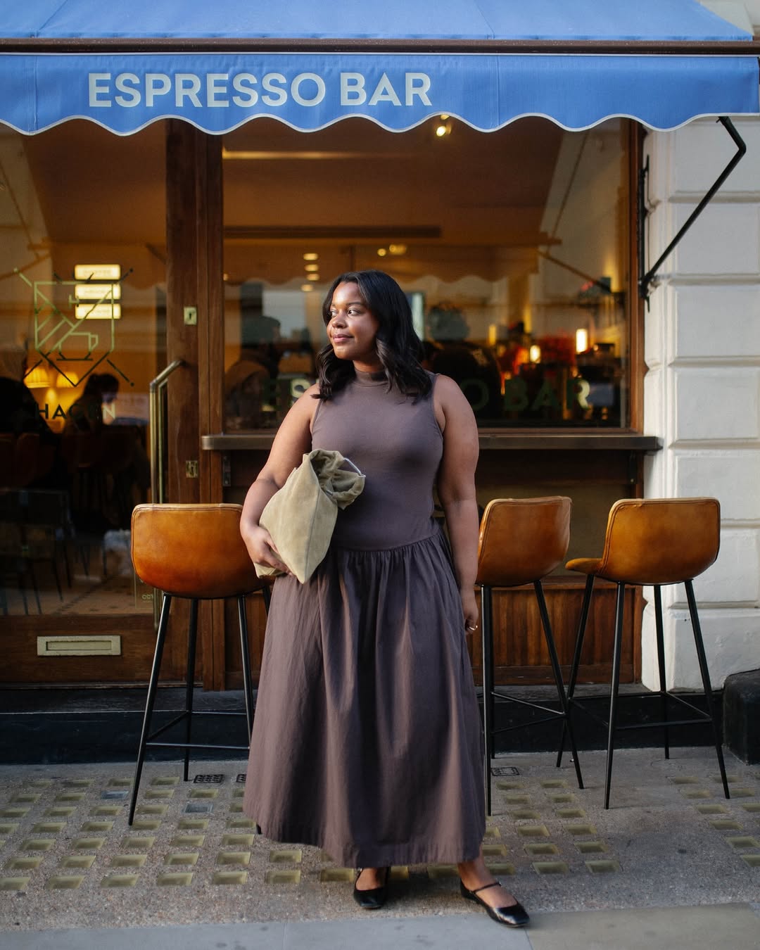 6 jeitos de apostar na sapatilha preta nesta temporada Sapatilha preta 3