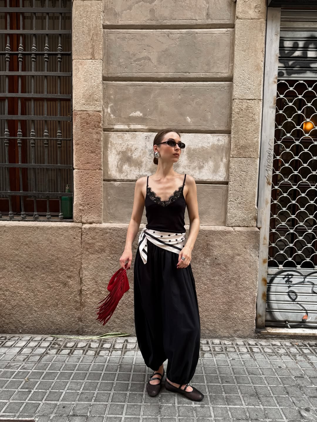 6 jeitos de apostar na sapatilha preta nesta temporada Sapatilha preta 4