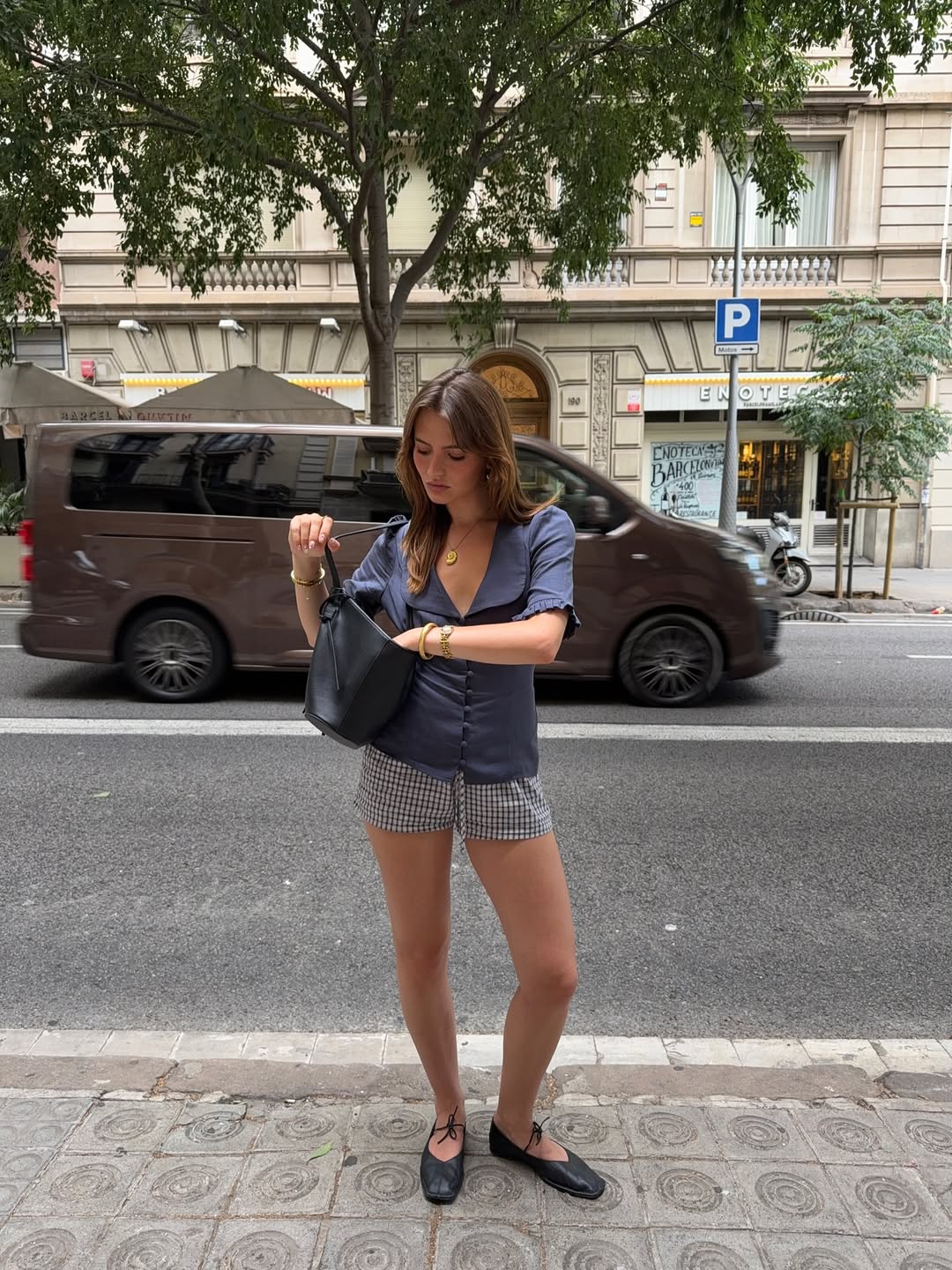 6 jeitos de apostar na sapatilha preta nesta temporada Sapatilha preta 5