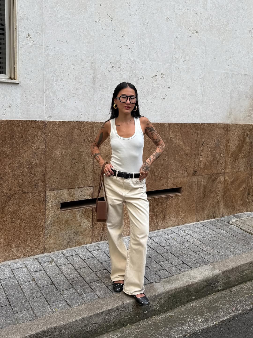 6 jeitos de apostar na sapatilha preta nesta temporada Sapatilha preta 6