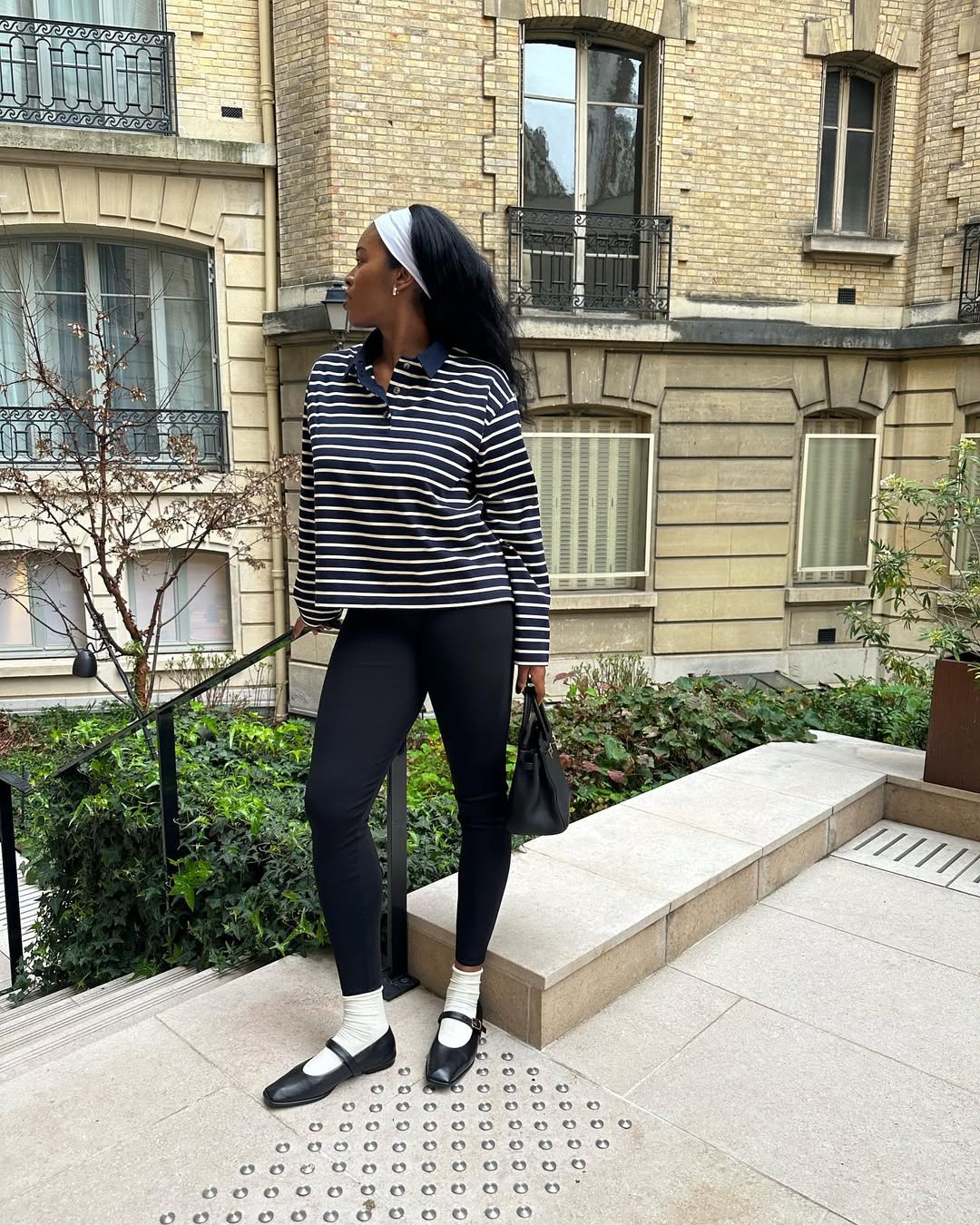 6 jeitos de apostar na sapatilha preta nesta temporada Sapatilha preta