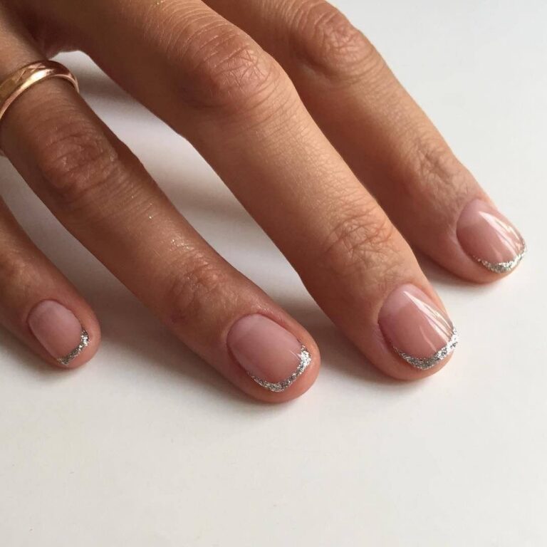 unhas claras e delicadas