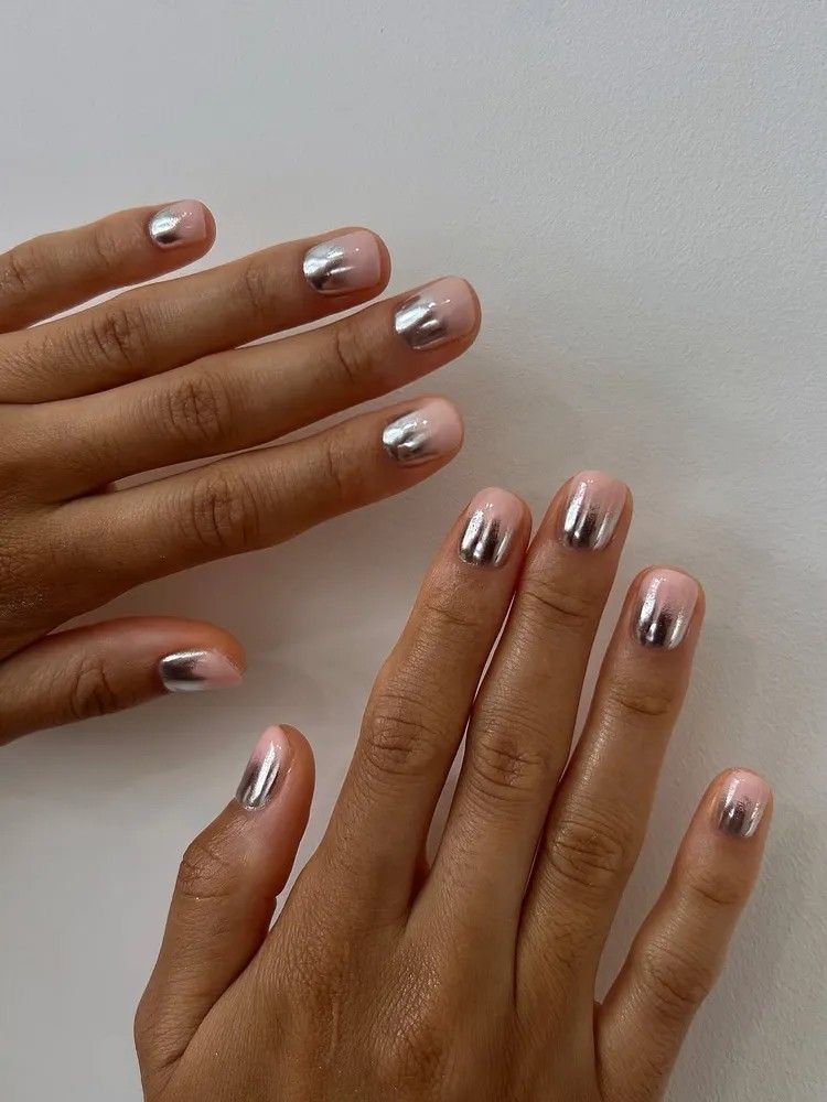 unhas claras e delicadas