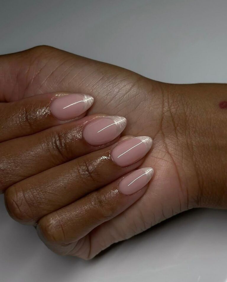 unhas claras e delicadas