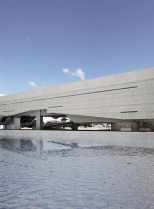 Cais das artes: projeto de Paulo Mendes da Rocha.