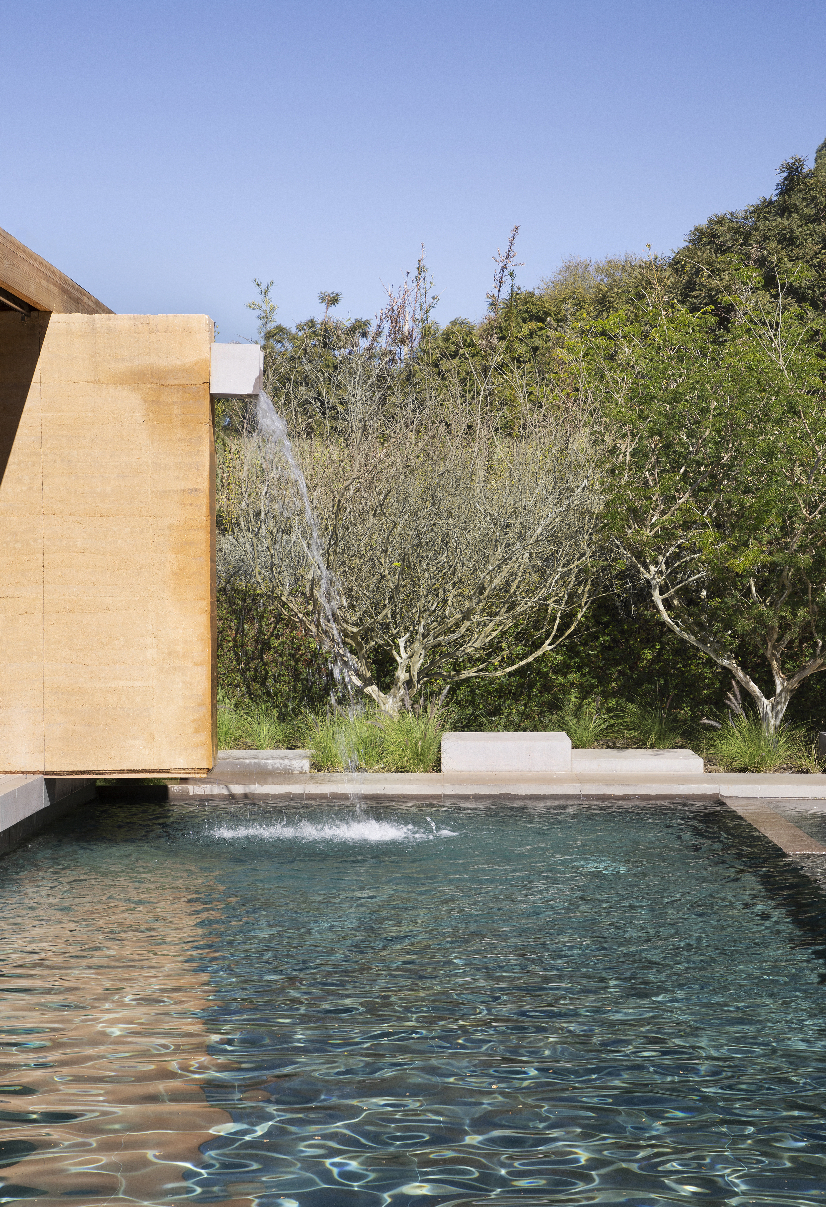 6 ideias de cascata para piscina