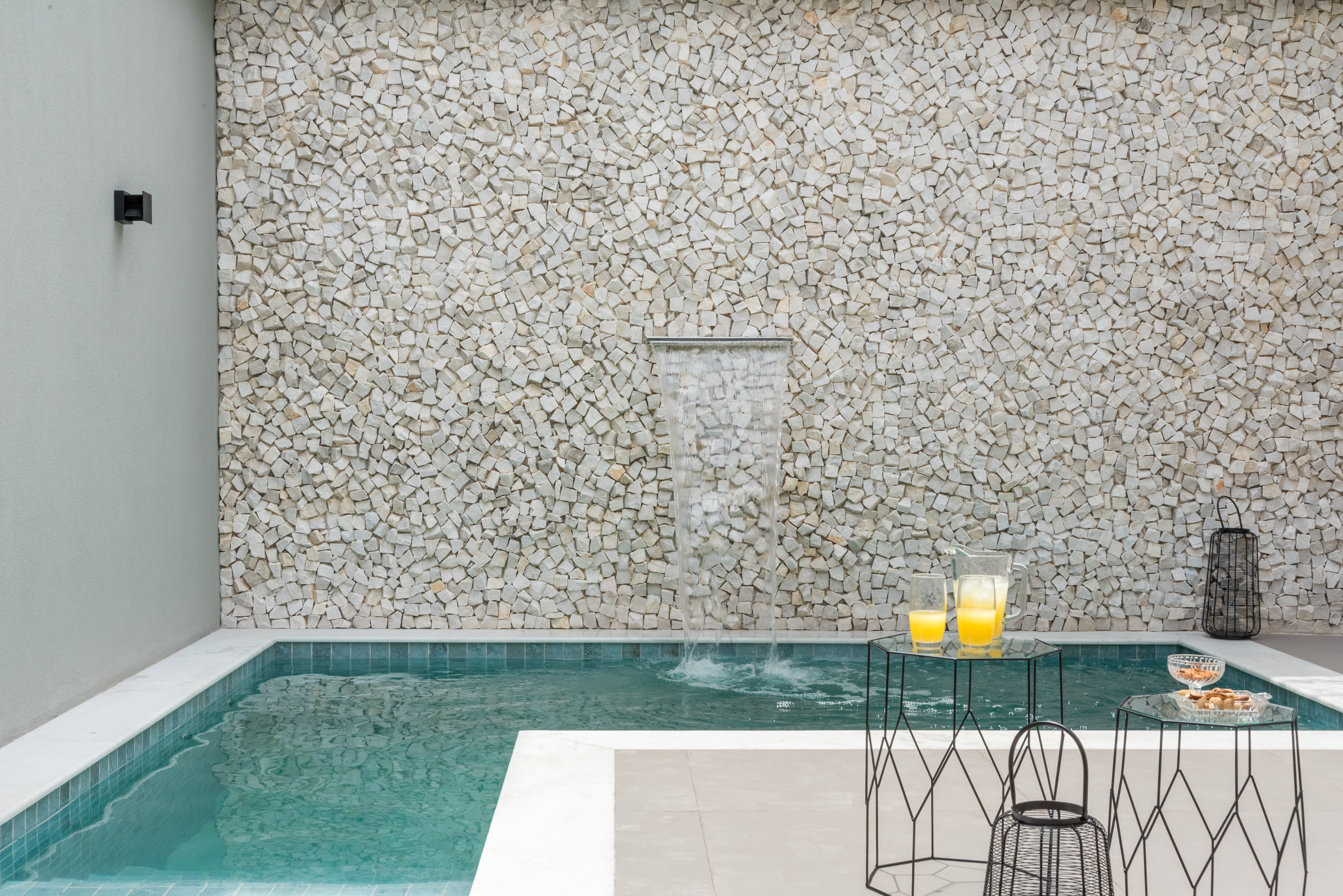 6 ideias de cascata para piscina