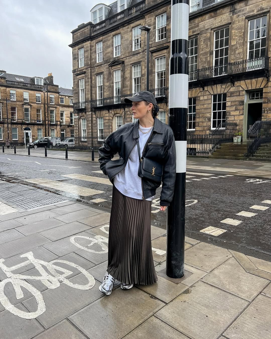 Os looks com saia plissada são perfeitos para festas, sim, mas vão muito além! looks com saia plissada