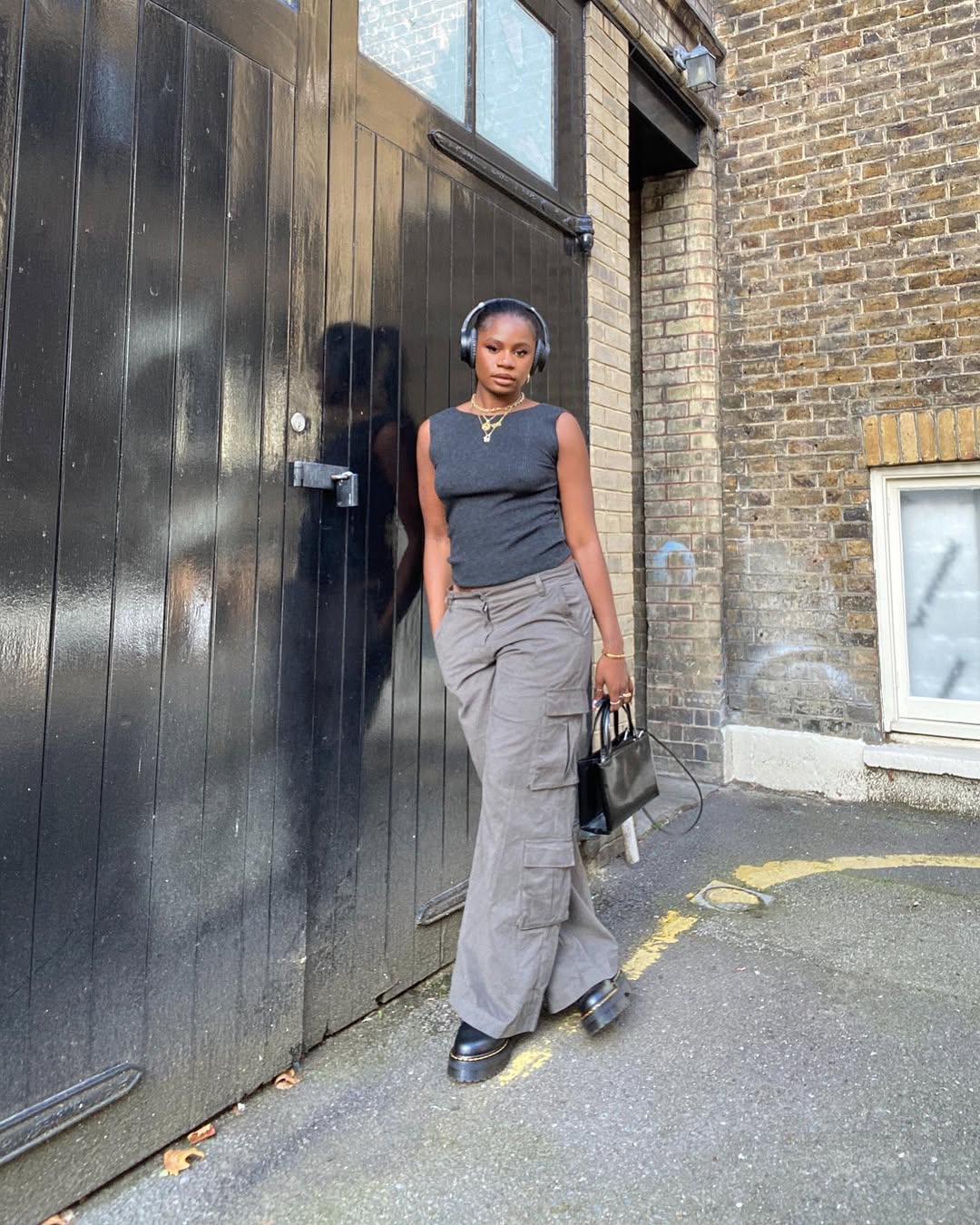 6 looks com calça cargo que provam que a peça é mais versátil do que você imagina looks com calça cargo