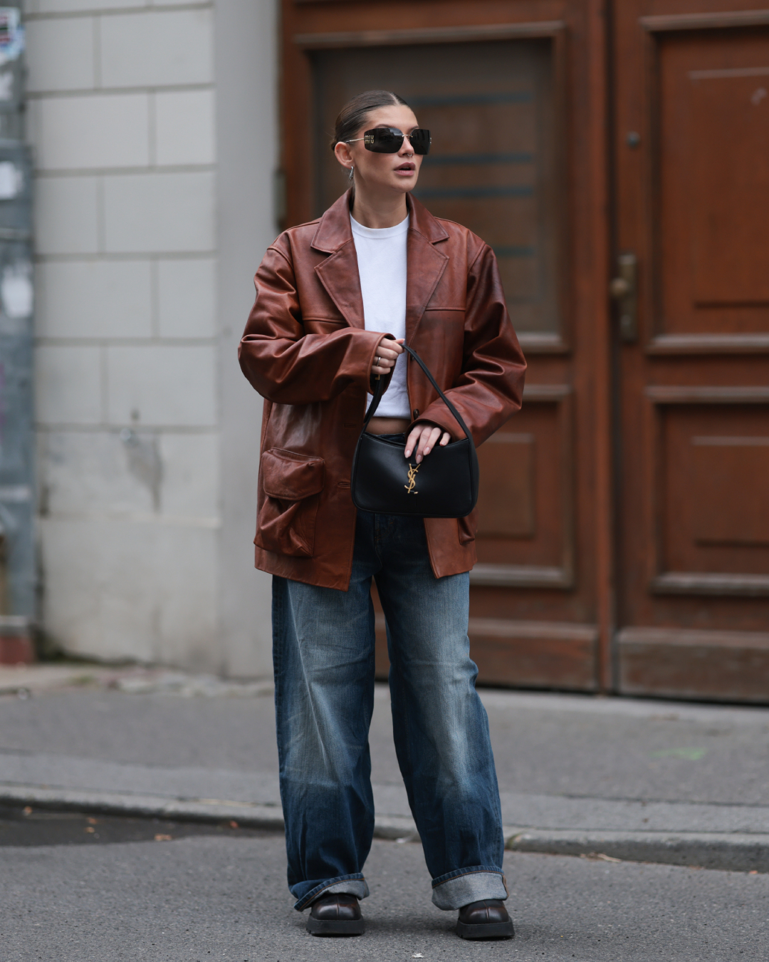 looks com calça jeans e blazer