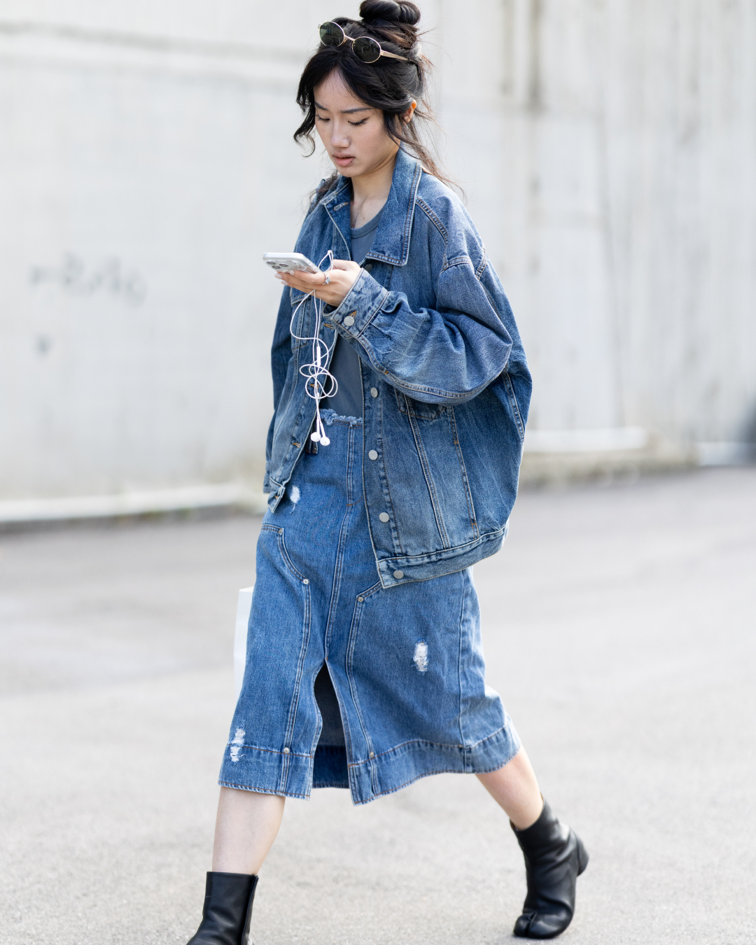 5 jeitos estilosos de usar looks com jaqueta jeans ao longo do ano looks com jaqueta jeans