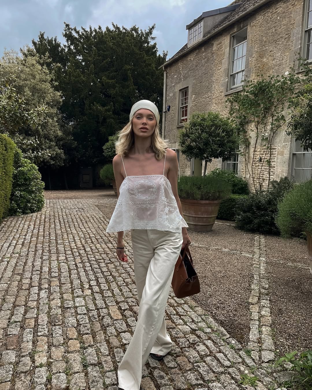 5 looks com lenço na cabeça que mostram o poder desse truque de styling looks com lenço na cabeça