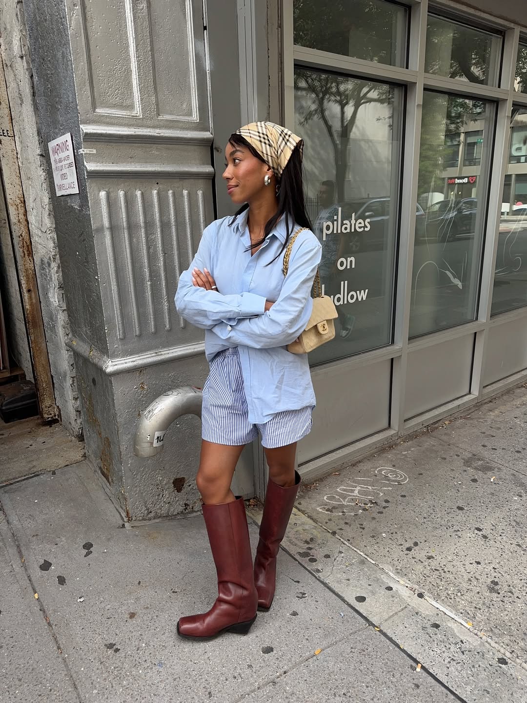 5 looks com lenço na cabeça que mostram o poder desse truque de styling looks com lenço na cabeça