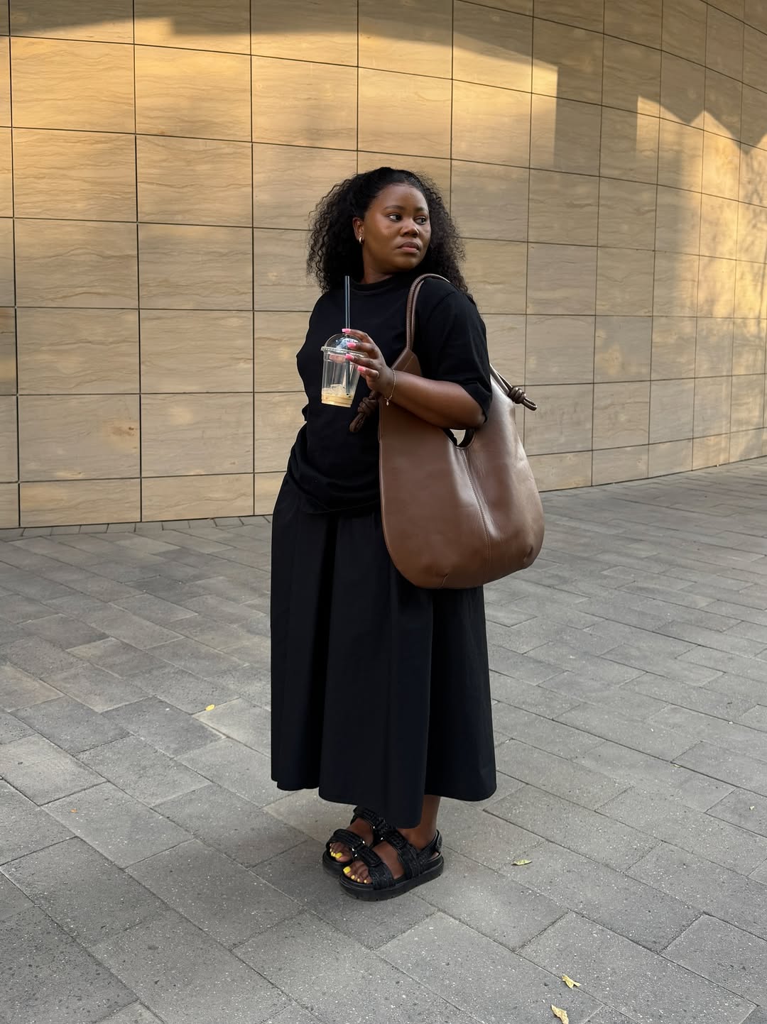 6 looks com saia mídi que são descolados na medida looks com saia midi