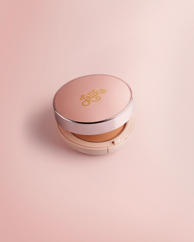 Pó compacto com proteção solar: 7 opções para carregar e retocar ao longo do dia pó compacto com proteção solar