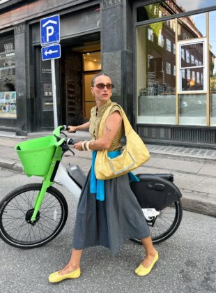 A saia rodada é a nova favorita para tirar o look do básico looks com saia rodada