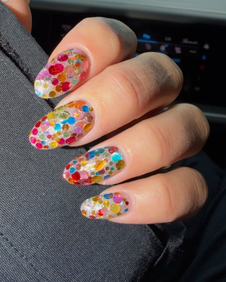 8 unhas de Carnaval para se jogar nos blocos com muito estilo unhas de carnaval