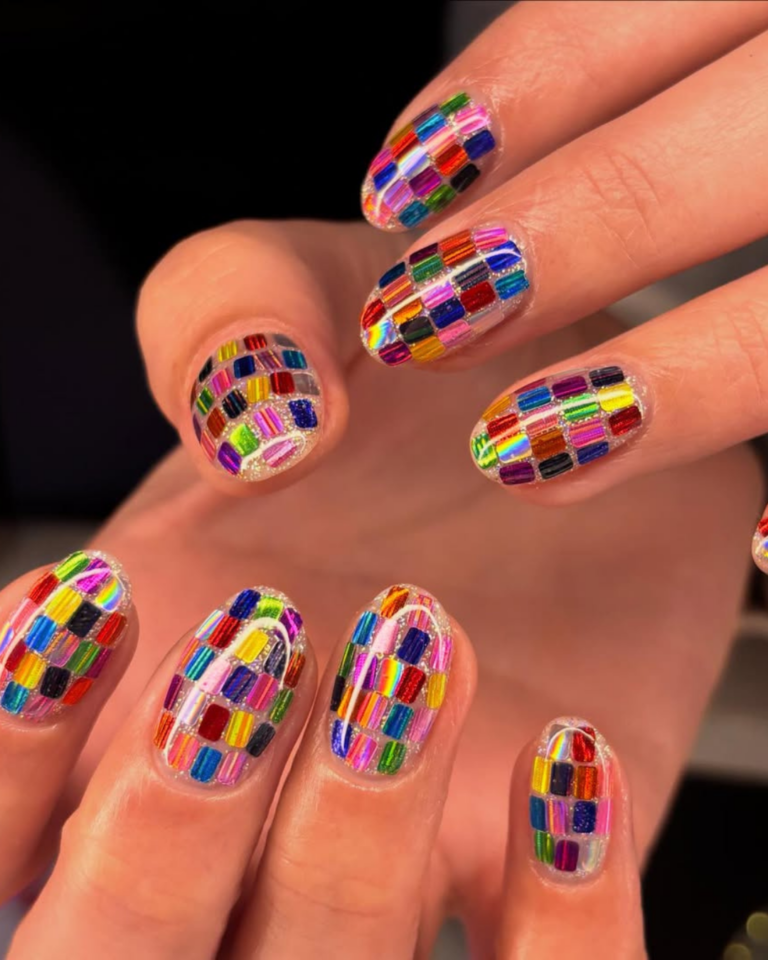 8 unhas de Carnaval para se jogar nos blocos com muito estilo unhas de carnaval