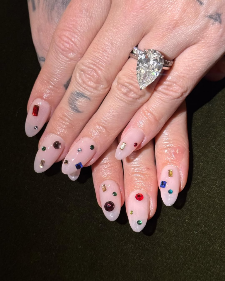 8 unhas de Carnaval para se jogar nos blocos com muito estilo unhas de carnaval