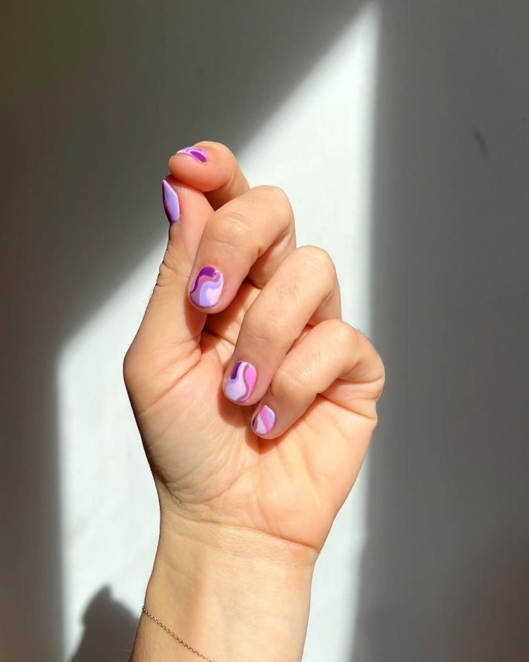 unhas roxas decoradas