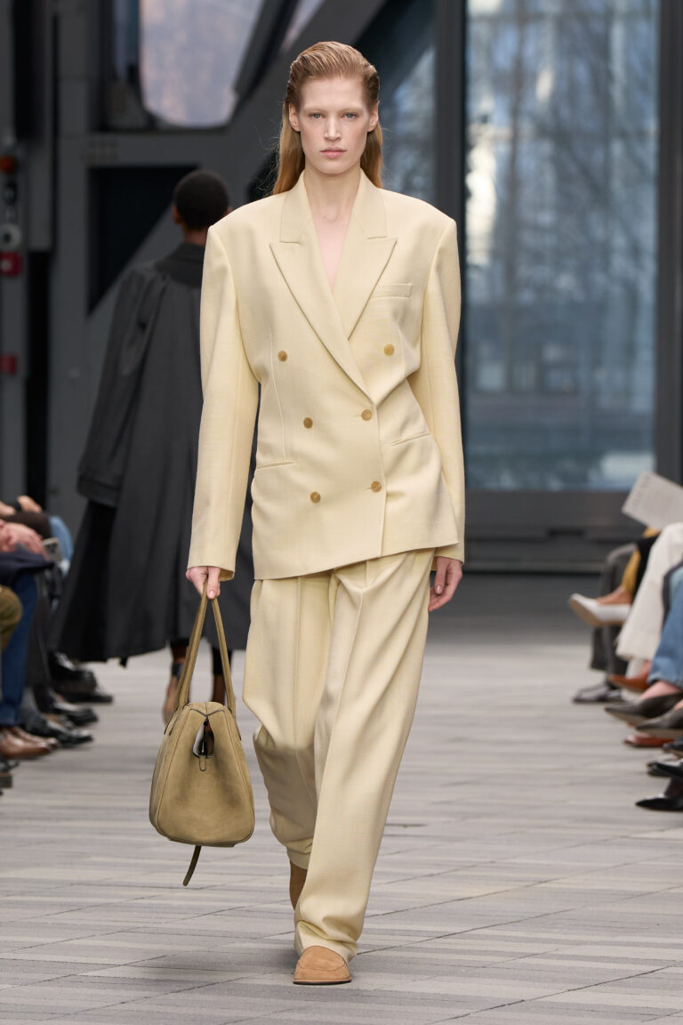 Tendencias da NYFW inverno 2026 Calvin Klein F26 look 12 2X3
