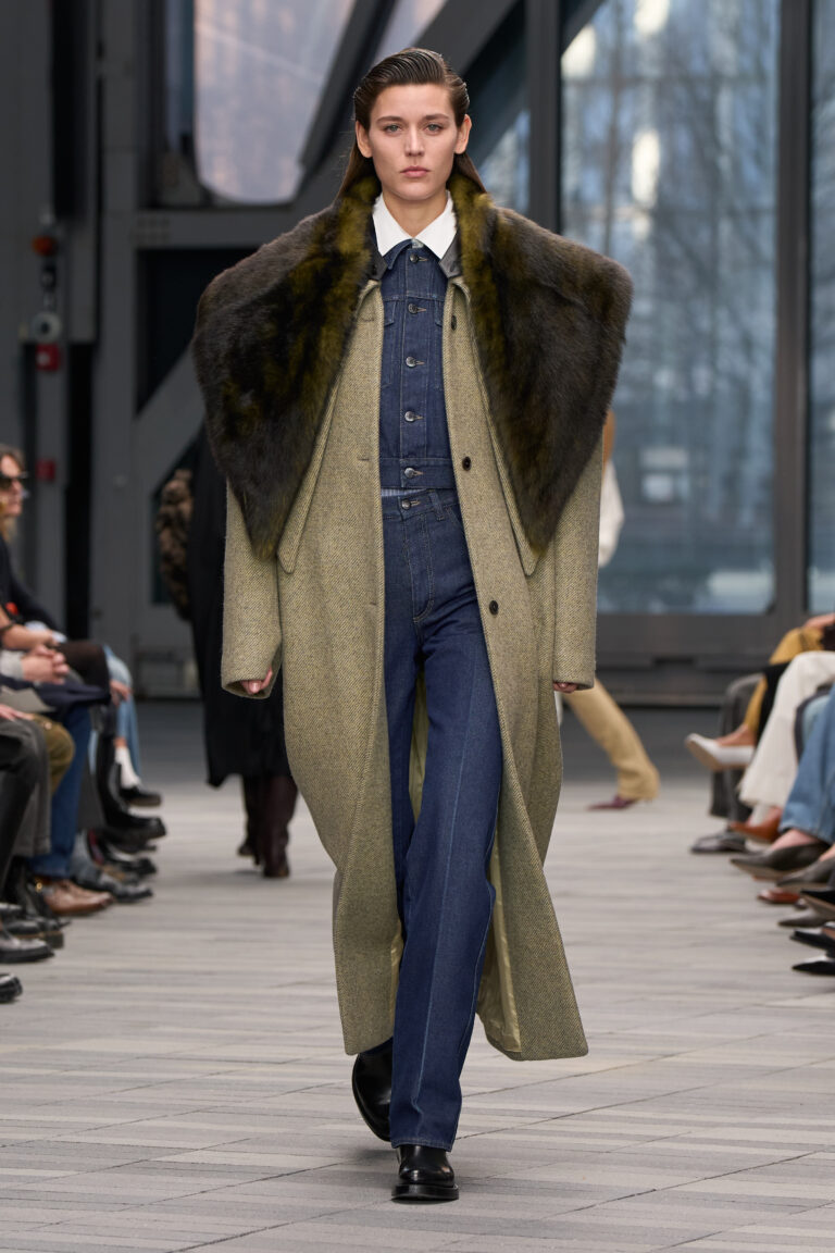 Tendencias da NYFW inverno 2026 Calvin Klein F26 look 25 2X3