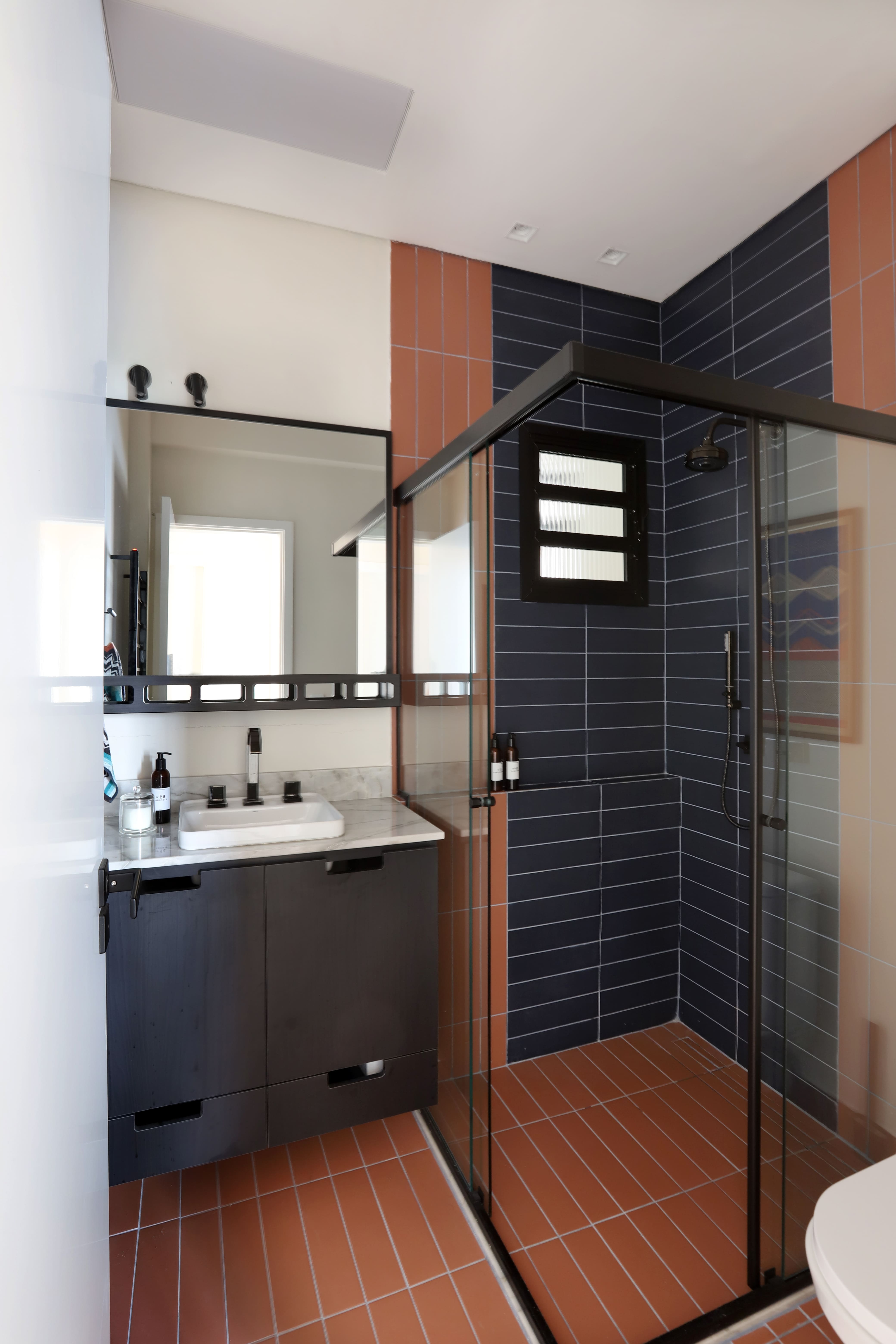 7 banheiros pequenos e modernos para considerar no seu projeto