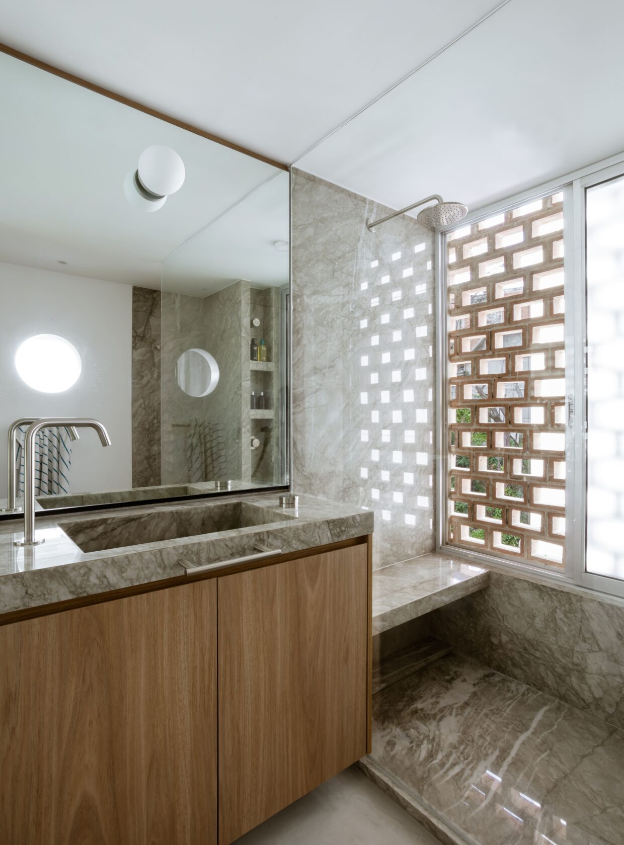 7 banheiros pequenos e modernos para considerar no seu projeto