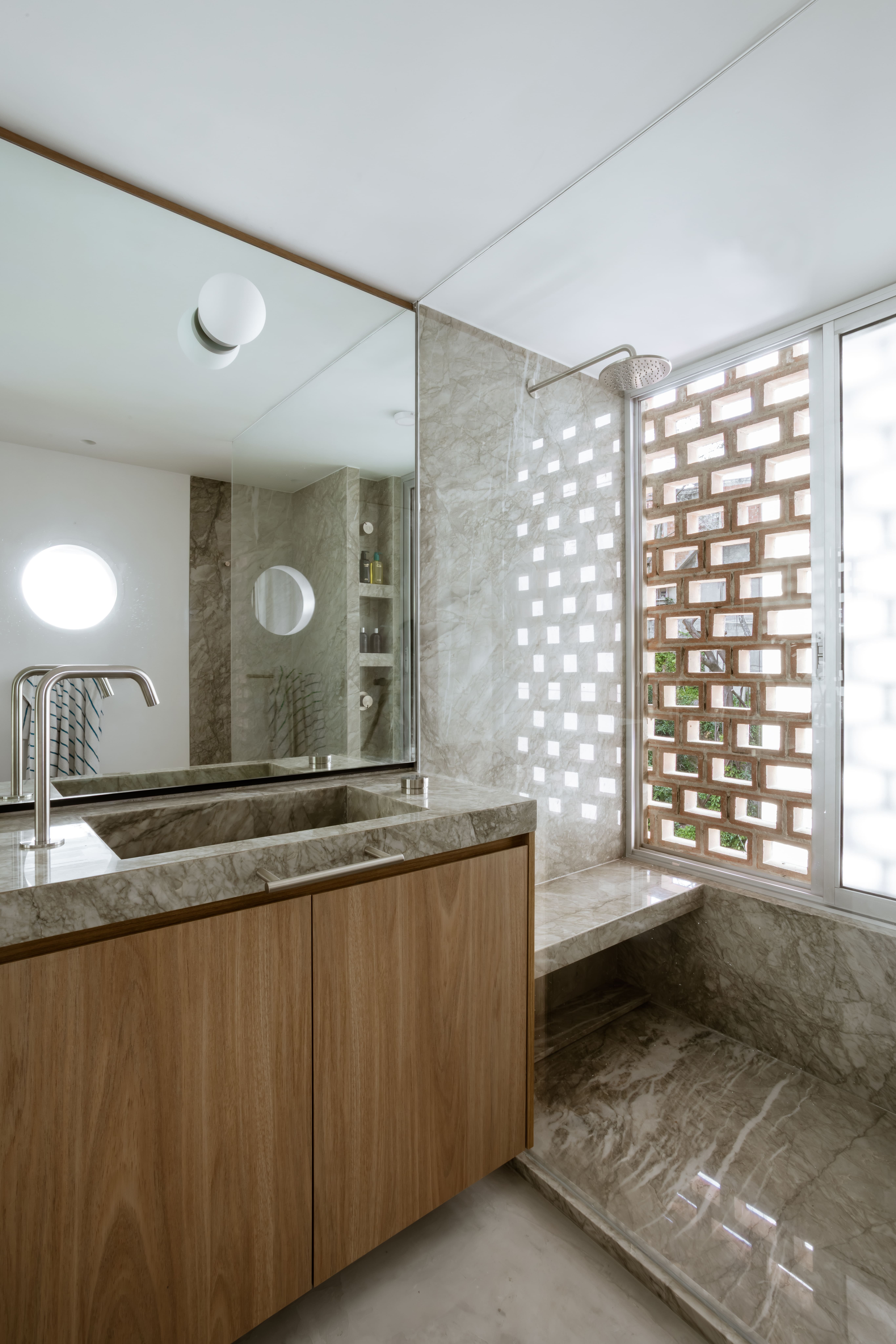 7 banheiros pequenos e modernos para considerar no seu projeto